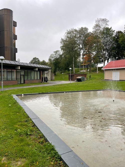 Beslag rundt vannfontene 